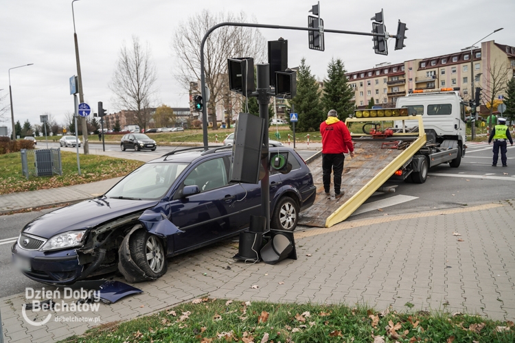 Osobówka wjechała w sygnalizator na Binkowie. Jaka była przyczyna? [FOTO] - Zdjęcie główne