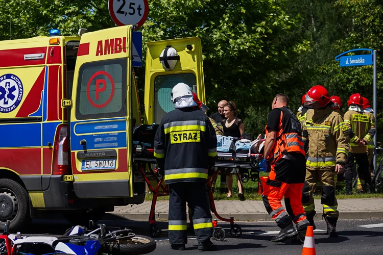 Uwaga kierowcy! Groźny wypadek na Wyszyńskiego. Motocykl zderzył się z osobówką [FOTO] - Zdjęcie główne