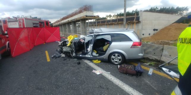 Tragedia na drodze, TIR wjechał w osobówkę. Nie żyje kierowca. Na miejsce wezwano śmigłowiec ratunkowy [FOTO] - Zdjęcie główne