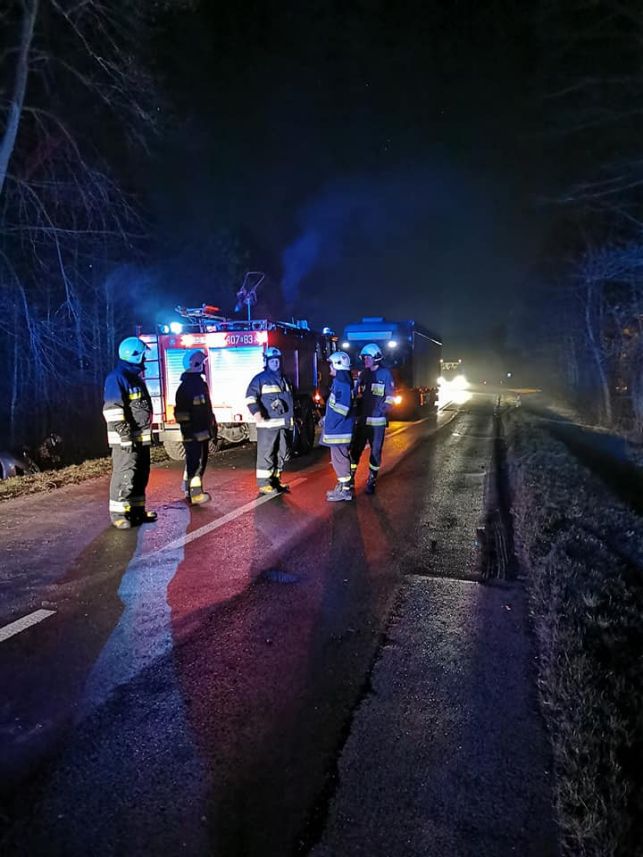 Drugi dzień walki z żywiołem w regionie. Strażacy musieli użyć agregatu, aby pomóc chorej kobiecie - Zdjęcie główne