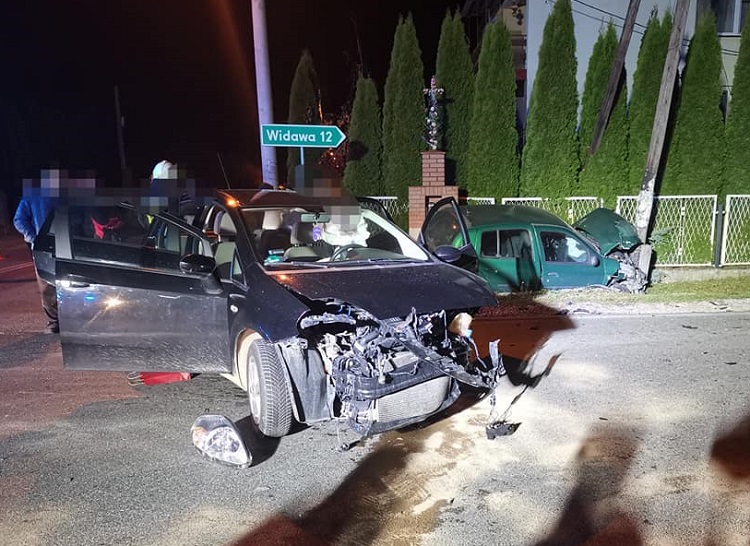 Roztrzaskane auta na skrzyżowaniu. Policja, straż i karetka pogotowia na miejscu [FOTO] - Zdjęcie główne