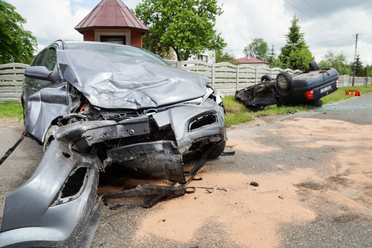 Groźny wypadek koło Zelowa, auto dachowało. Na miejscu karetka, strażacy i policja [FOTO] - Zdjęcie główne