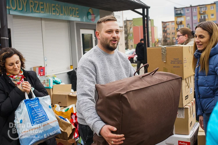 "Takiego odzewu się nie spodziewałem". Bełchatowianie tłumnie odpowiedzieli na spontaniczną akcję [FOTO][VIDEO] - Zdjęcie główne