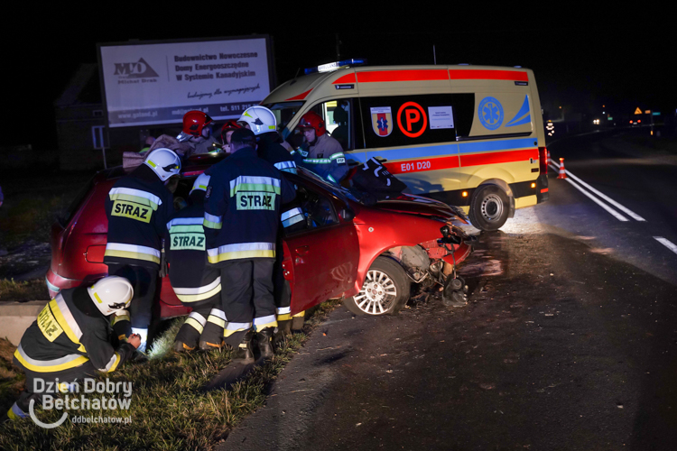 Wypadek w Kąciku, ranna kobieta. Strażacy musieli rozcinać karoserię [FOTO] - Zdjęcie główne