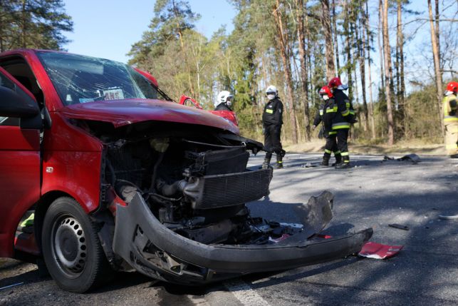 Groźny wypadek  pod Klukami. Kierowca busa wjechał pod pędzącą ciężarówkę [FOTO] - Zdjęcie główne