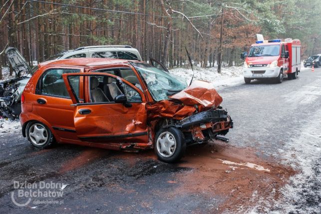 Zderzenie czołowe pod Kurnosem. Kobieta w szpitalu. Droga całkowicie zablokowana [FOTO] - Zdjęcie główne