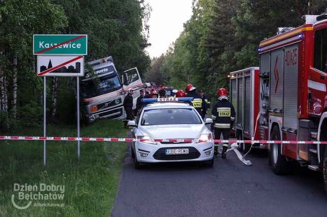 Cysterna z groźnym kwasem w rowie. Droga w kierunku kopalni całkowicie zablokowana [FOTO] - Zdjęcie główne