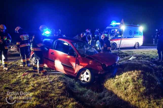 Niebezpiecznie pod Bełchatowem. Renault na dachu, volkswagen w rowie [FOTO] - Zdjęcie główne