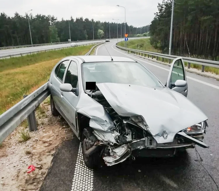  Groźny wypadek na obwodnicy Bełchatowa. Kobieta i dzieci trafili do szpitala [FOTO] - Zdjęcie główne