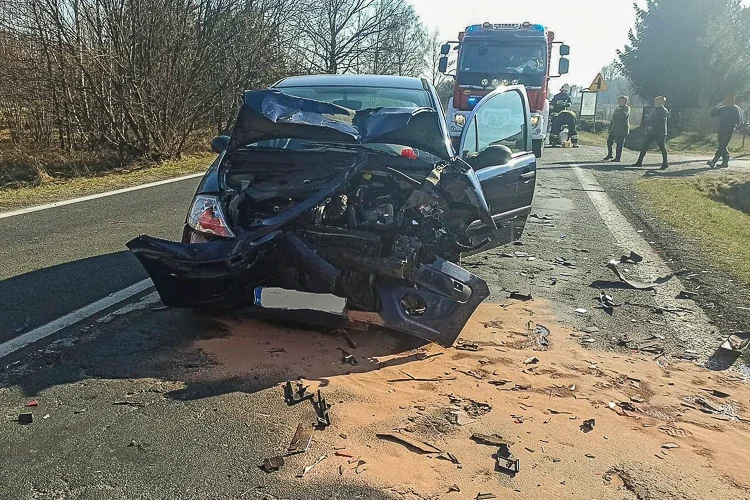 Groźny wypadek i rozbite osobówki na drodze. Karetka, straż i policja na miejscu [FOTO] - Zdjęcie główne