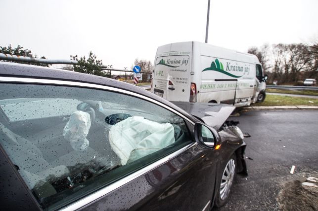 Wypadek w Porębach. Jajecznica na drodze [FOTO] - Zdjęcie główne