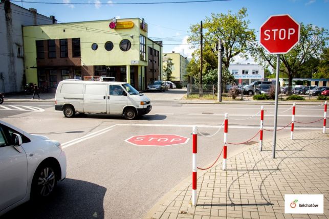 Nowe znaki STOP na bełchatowskich skrzyżowniach. Póki co na próbę - Zdjęcie główne