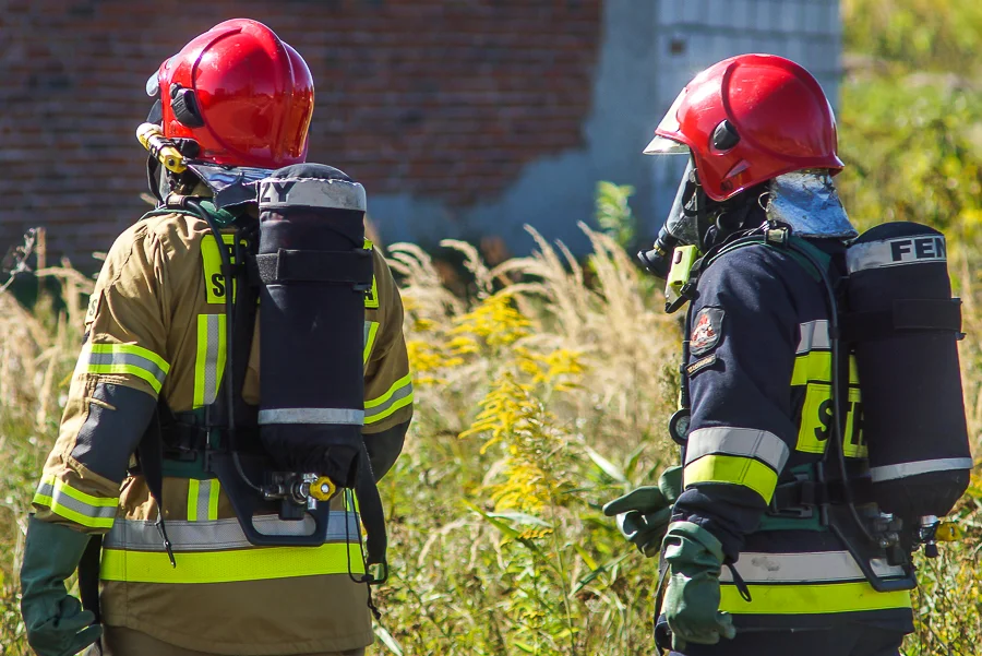 Pracownicy wyczuli gryzący zapach. Na miejscu pojawili się strażacy ze specjalistycznym sprzętem - Zdjęcie główne