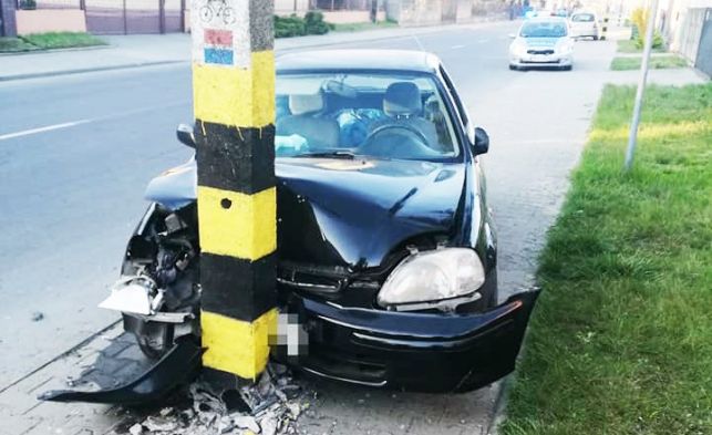 Wypadek o świcie. Auto uderzyło w słup, kierowca w szpitalu - Zdjęcie główne