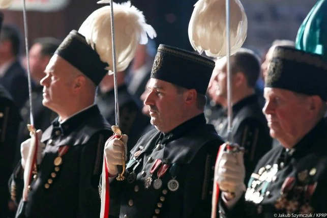 Górnicy w westernowym klimacie, a kobiety na "wieczorze panieńskim". Załoga kopalni bawi się przed Barbórką - Zdjęcie główne