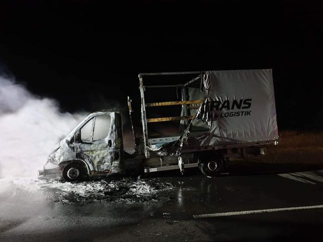 Na drodze koło Łękawy bus stanął cały w ogniu. Strażacy  i policja w akcji [FOTO] - Zdjęcie główne