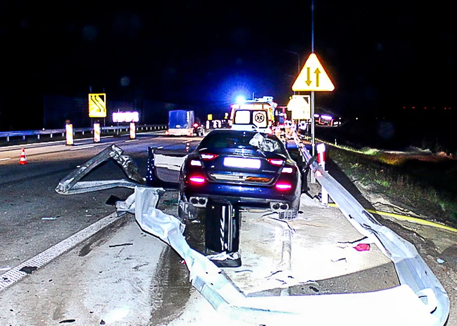 Mężczyzna zginął w wypadku. Roztrzaskane maserati na barierach - Zdjęcie główne