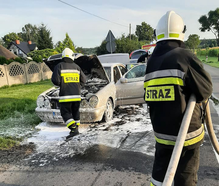 Mercedes stanął w płomieniach. Świadkowie uratowali życie pijanego kierowcy - Zdjęcie główne