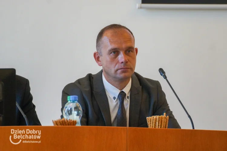 Drugi wiceprzewodniczący, Grzegorz Muskała (PiS), zgromadził w 2021 roku 28 tys. zł oszczędności, czyli o 8 tys. zł więcej niż rok wcześniej. Radny posiadała również dom o powierzchni ok. 180 m2 za 350 tys. zł oraz działkę wraz z użytkiem rolnym o wartości 30 tys. zł. Muskała zarobił 72 697,07 zł jako nauczyciel w SP nr 12, a także 54 127,20 na innej działalności. Jego dieta wyniosła natomiast 21 763,26 zł. Dodatkowo jest on właścicielem trzech samochodów: hyundaia tucsona (r. 2017) za 60 tys. zł, peugeota 208 (r. 2017) za 25 tys. zł oraz volkswagena golfa (r. 2005) za 12 tys. zł. 