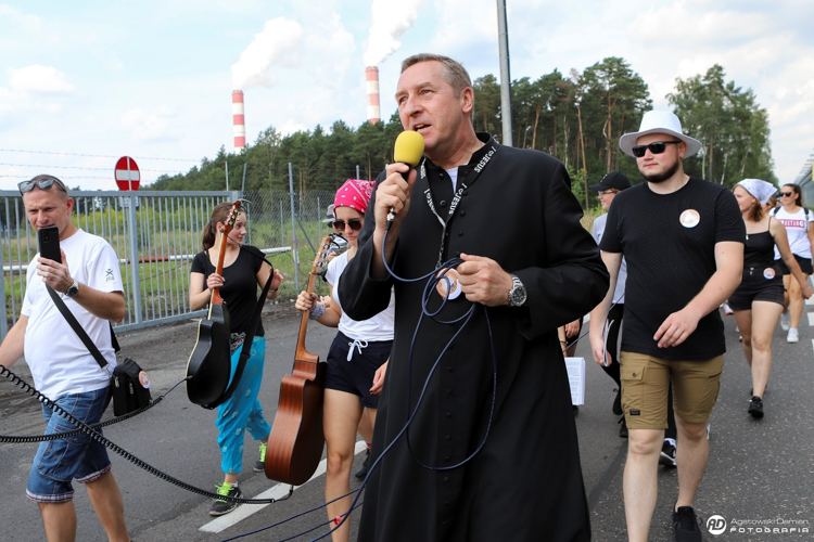 Pielgrzymi z Bełchatowa w drodze na Jasną Górę [FOTO] - Zdjęcie główne