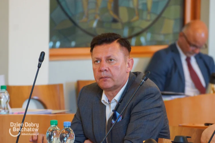 Dariusz Lewandowski (PiS) posiadał oszczędności w kwocie 18 tys. zł, czyli o 2 tys. mniej niż w roku 2020. Był także właścicielem mieszkania (82,71 m2) o wartości 320 tys. zł. W 2021 zarobił łącznie 63 091,81 zł na pracy w spółce Elbest, 36 137,87 zł w Termokor Kaefer i 1160,65 zł z umowy zlecenia. Do tego dochodzi jeszcze 15 139,81 zł diety. Radny posiada także dwa samochody: infinity EX 35 z 2011 roku za 50 tys. zł i golfa 5 za 17 tys. zł (współwłaścicielem drugiego auta jest córka). Ponadto ma do spłaty 47 397,19 zł kredytu.