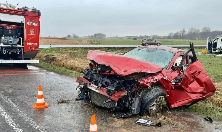 Groźny wypadek koło Ruśca. Samochód dostawczy wjechał w osobówkę - Zdjęcie główne