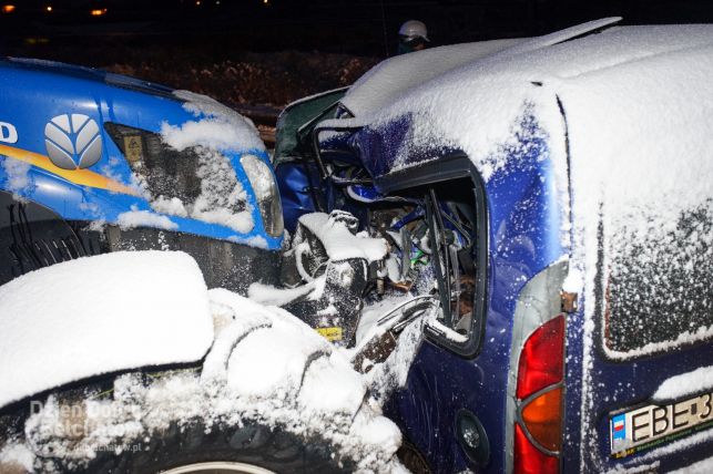 Wypadek w Rogowcu. Osobówka wjechała w ciągnik [FOTO] - Zdjęcie główne