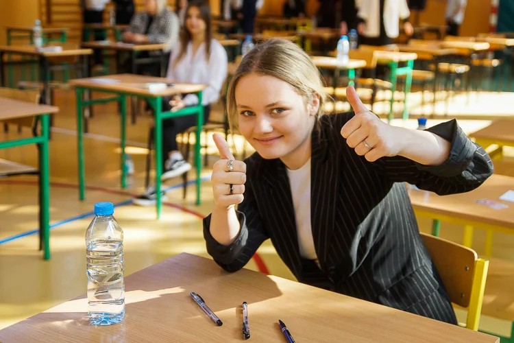 Maturzyści mierzą się z językiem polskim. Tak wyglądały ostatnie chwile przed egzaminem w "Kochanku" [FOTO] - Zdjęcie główne