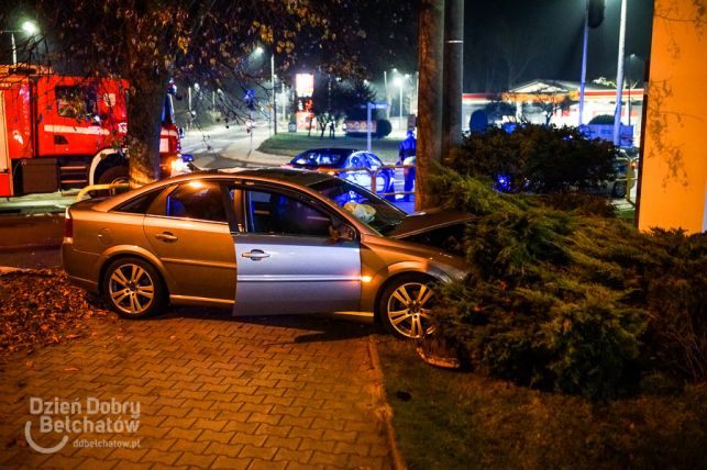 [AKTUALIZACJA] Kupił opla zaledwie tydzień temu. Auto prawie skasowało znak McDonald'sa - Zdjęcie główne