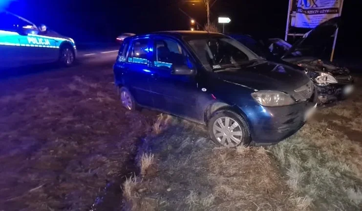 Groźny wypadek na dk 74 koło Szczercowa. Zderzyły się dwie osobówki [FOTO] - Zdjęcie główne