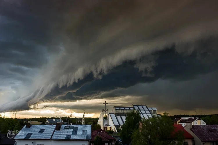 Alert burzowy dla Zelowa i regionu. "Należy liczyć się ze złamanymi drzewami" - Zdjęcie główne