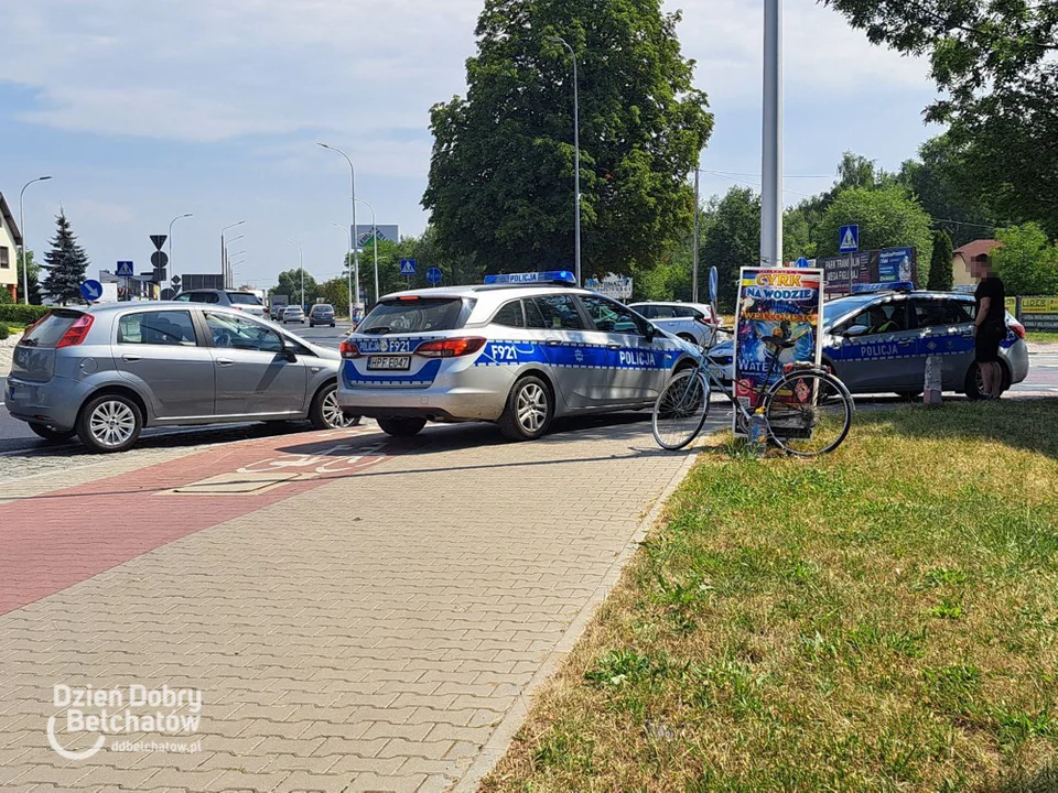 Wypadek na rondzie w Bełchatowie. Na miejsce wezwano pogotowie [FOTO] - Zdjęcie główne