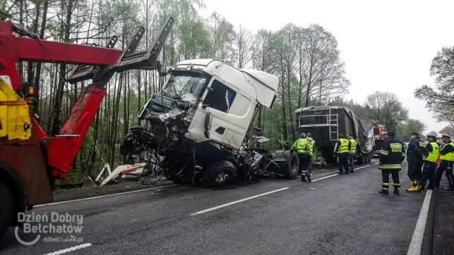 Obraz jak po przejściu huraganu.  Wielkie sprzątanie drogi po śmiertelnym wypadku pod Bełchatowem [FOTO][VIDEO] - Zdjęcie główne