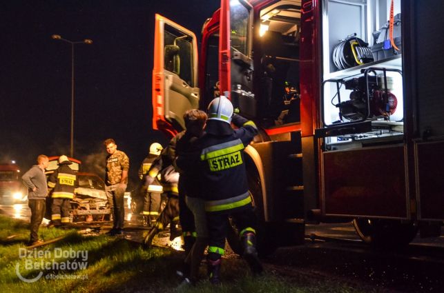 Płonął samochód na DK 74 pod Szczercowem. Miał instalację gazową [FOTO] - Zdjęcie główne