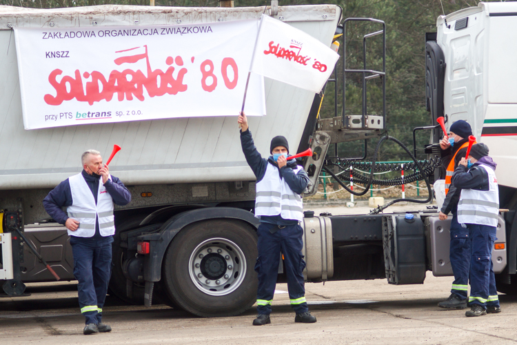 Załoga Betransu rozpoczęła strajk! Trąbki, flagi i setki protestujących pracowników [FOTO] - Zdjęcie główne