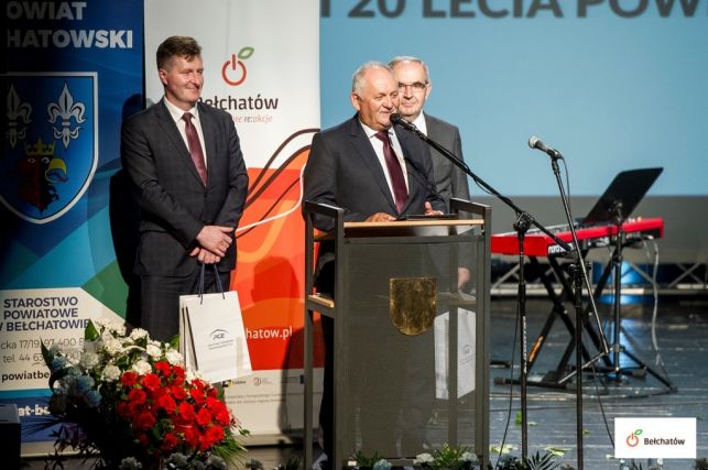 Dzień Samorządu w Bełchatowie. Rzęsisty deszcz uniemożliwił marsz urzędników ulicami miasta [FOTO] - Zdjęcie główne