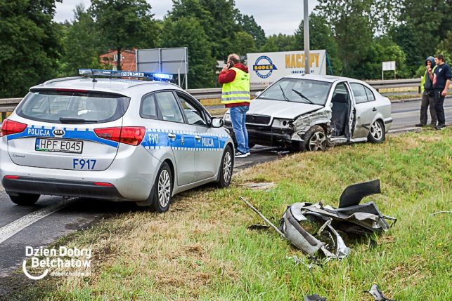 Szczerców. Zderzenie dwóch osobówek, jedna wjechała na skrzyżowanie na czerwonym świetle [FOTO] - Zdjęcie główne