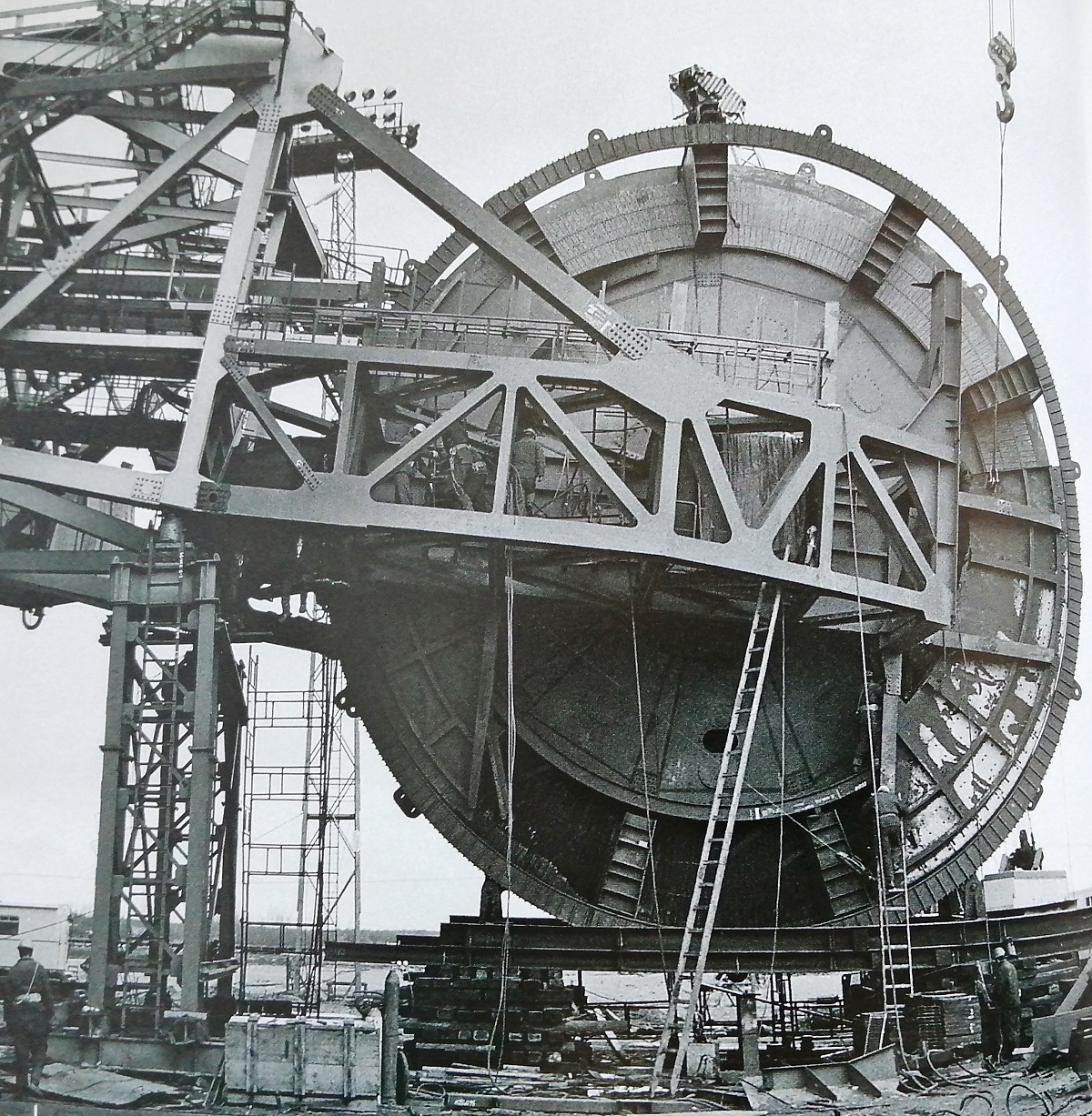 Olbrzymie koło czerpakowe koparki na placu remontowym kopalni/Fot. Archiwum KWB Bełchatów