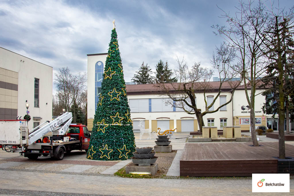 Bełchatów "stroi się" na Boże Narodzenie. Świąteczny klimat czuć już na ulicach miasta [FOTO] - Zdjęcie główne