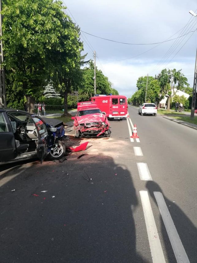 Czołowe zderzenie osobówek. Wszystkie służby na miejscu [FOTO] - Zdjęcie główne