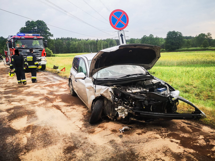 Czołowe zderzenie na felernym łuku drogi. Na miejscu trzy karetki pogotowia [FOTO] - Zdjęcie główne