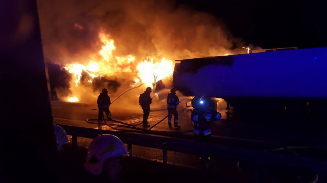 Uwaga podróżujący w stronę Warszawy! A2 zablokowana - płonęły TIRy! [FOTO] - Zdjęcie główne