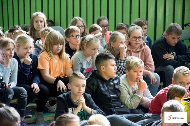 Osiem polskich nowel przeczytanych w bełchatowskiej SP. 8. Kolejna edycja Narodowego Czytania [FOTO] - Zdjęcie główne