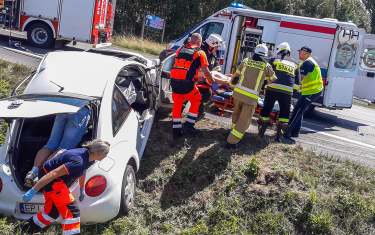 Wypadek i dramatyczne sceny koło Szczercowa. Karetki pogotowia zabrały rannych [FOTO] - Zdjęcie główne