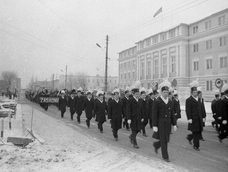 Górniczy pochód pod koniec lat 70. na ulicy Kościuszki/Fot. Archiwum KWB Bełchatów