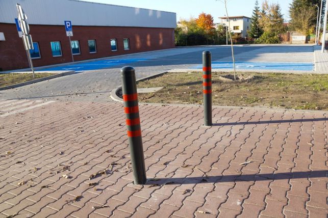 Parking w centrum Bełchatowa już gotowy, ale słupki blokują wjazd. Wszystko przez urzędniczą złośliwość? - Zdjęcie główne
