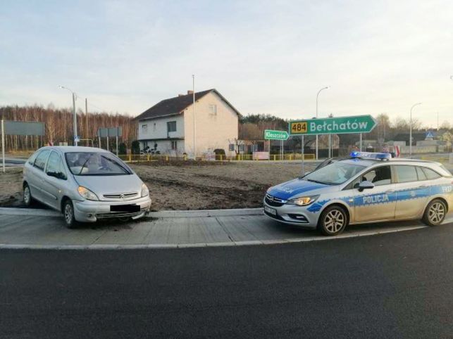 ''Na rondzie jedź prosto''.  Pech pijanego, że jechał za nim policjant - Zdjęcie główne