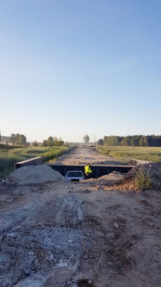 Skończyła mu się droga - wjechał w dziurę na placu budowy - Zdjęcie główne