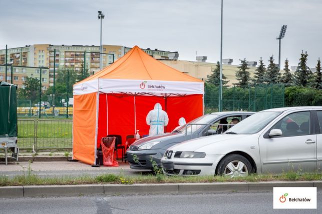 Żołnierze WOT w białych kombinezonach na ulicy Staszica.  Kolejny raz badali mieszkańców na koronawirusa  - Zdjęcie główne