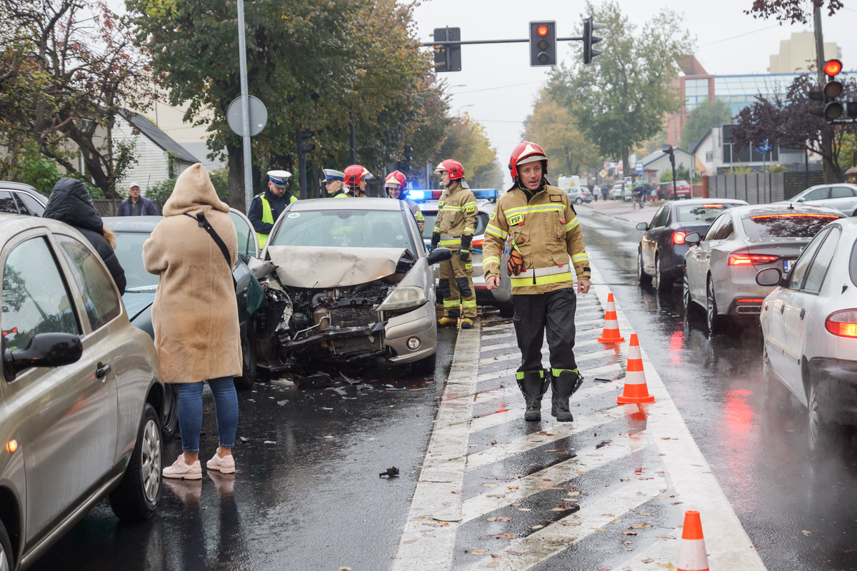 Trzy auta zderzyły się na Wojska Polskiego. Co było przyczyną? [FOTO] - Zdjęcie główne